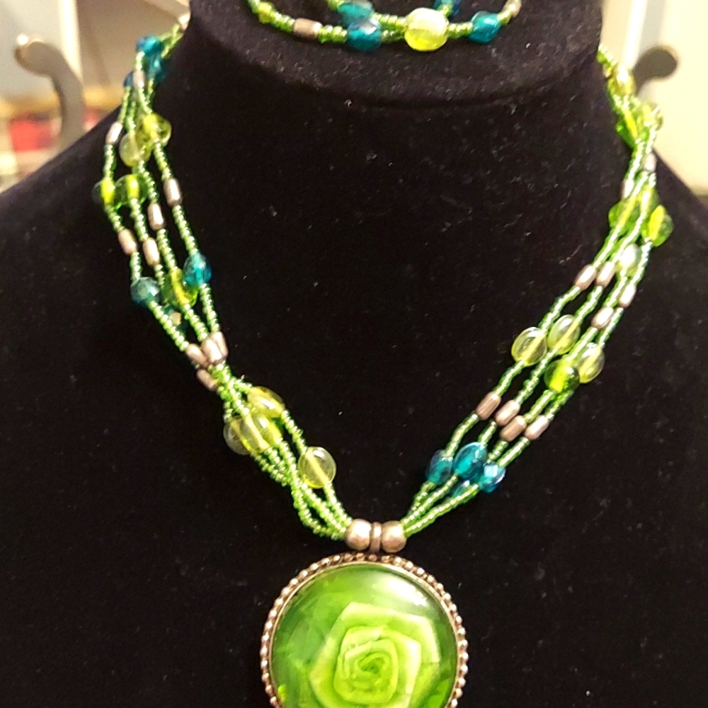 SALE. Green color necklace & earrings.